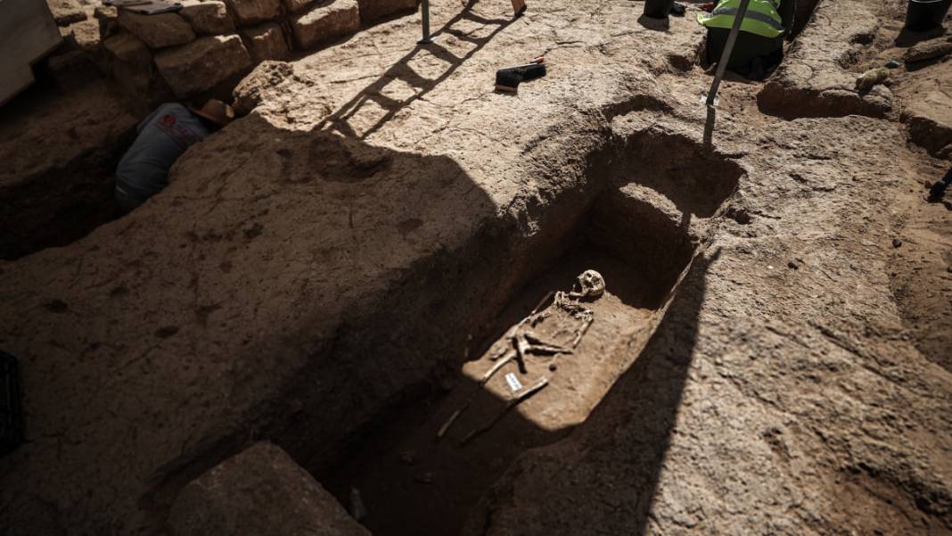 Roma mezarlığında temizlik çalışması: Tarihe ışık tutan mezar Gazze'de 2